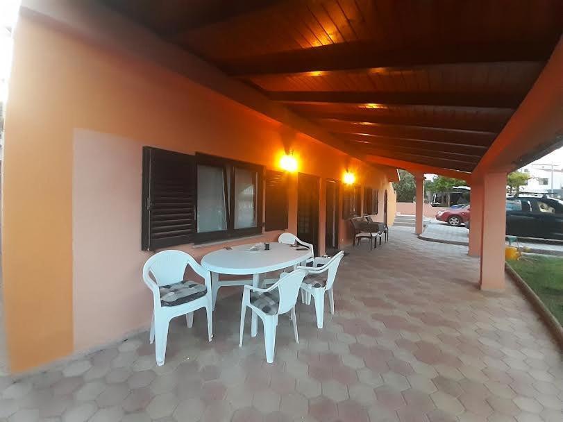 Apartmani Delas Pjescana Uvala Εξωτερικό φωτογραφία