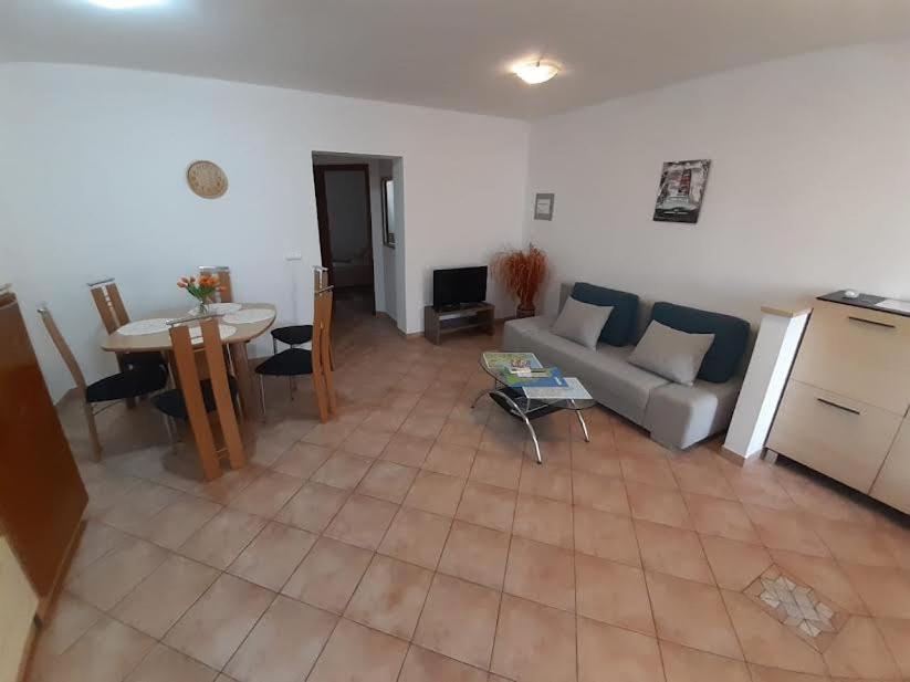 Apartmani Delas Pjescana Uvala Εξωτερικό φωτογραφία