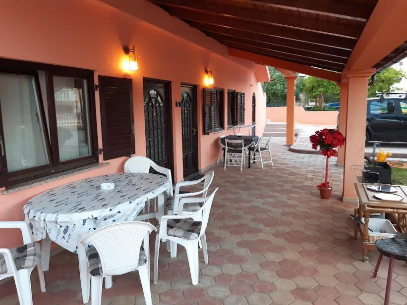 Apartmani Delas Pjescana Uvala Εξωτερικό φωτογραφία